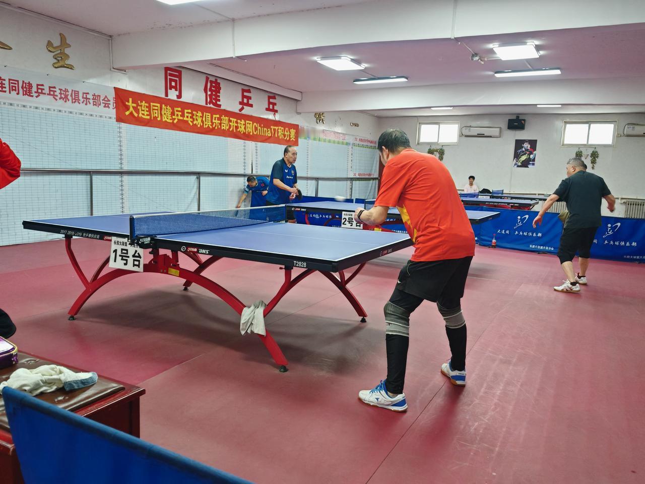 一段时间以来，球馆里面的厕所便池，总从水箱里“丝，丝