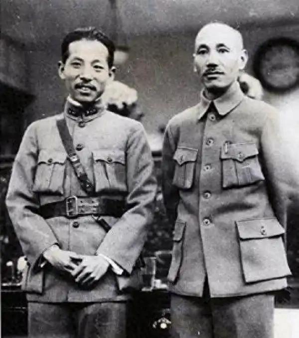 1936年12月12日凌晨5点，华清池外枪声大作。一个穿着睡衣、光着脚的男人翻墙
