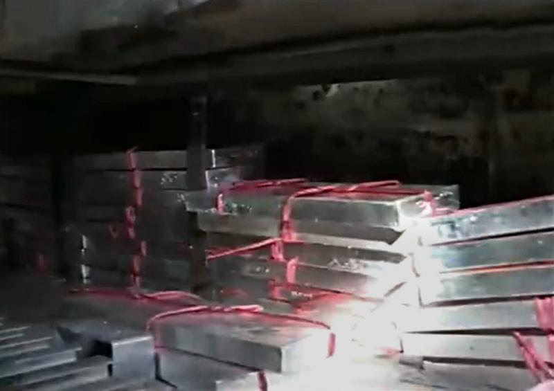 春节期间，山东一位舅舅直接火出圈！拜年时他搬出一块30斤的大银砖，给外甥女当压岁