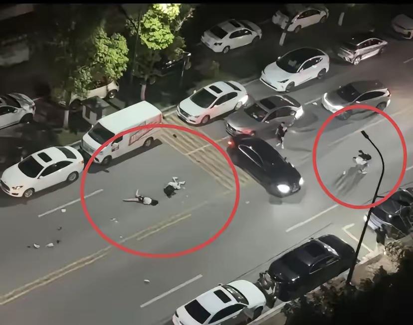 搞半天，景德镇被撞死的两个年轻女孩和开车男子素不相识，受伤的男子是去救女子才被撞