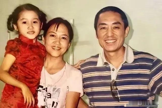 咱就说关晓彤这背景也太可以了吧！
 
她小时候学钢琴，请的私教一般人真比不了啊！