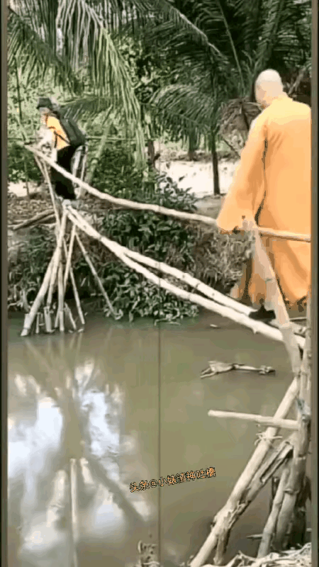 看看视频，和尚走在桥中间的时候癫了一下！是重量突然在竹桥中间加重的结果！