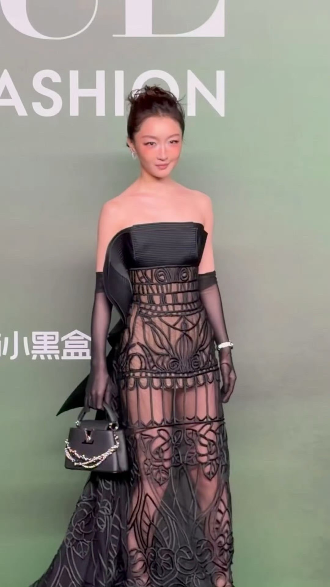 我觉得周冬雨这身还挺惊艳我的，像柜子里一贯矜持的秀气款娃娃自己偷偷找蜘蛛精借了块