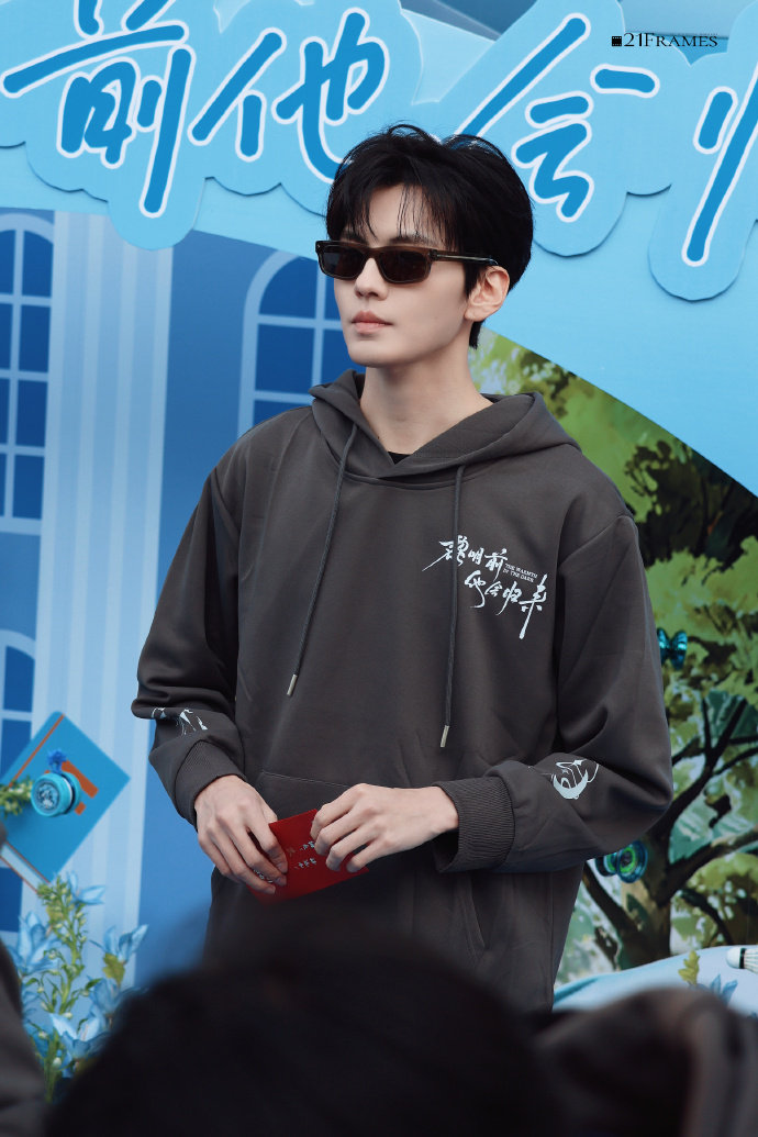 毕雯珺裴川开机照毕雯珺裴川开机照，新剧《黎明前他会归来》开机大吉 