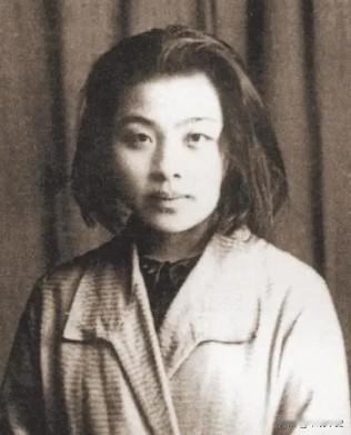 1928年，才女丁玲同时爱上了两个男人，并提出了三人同居，不可思议的是，她的想法
