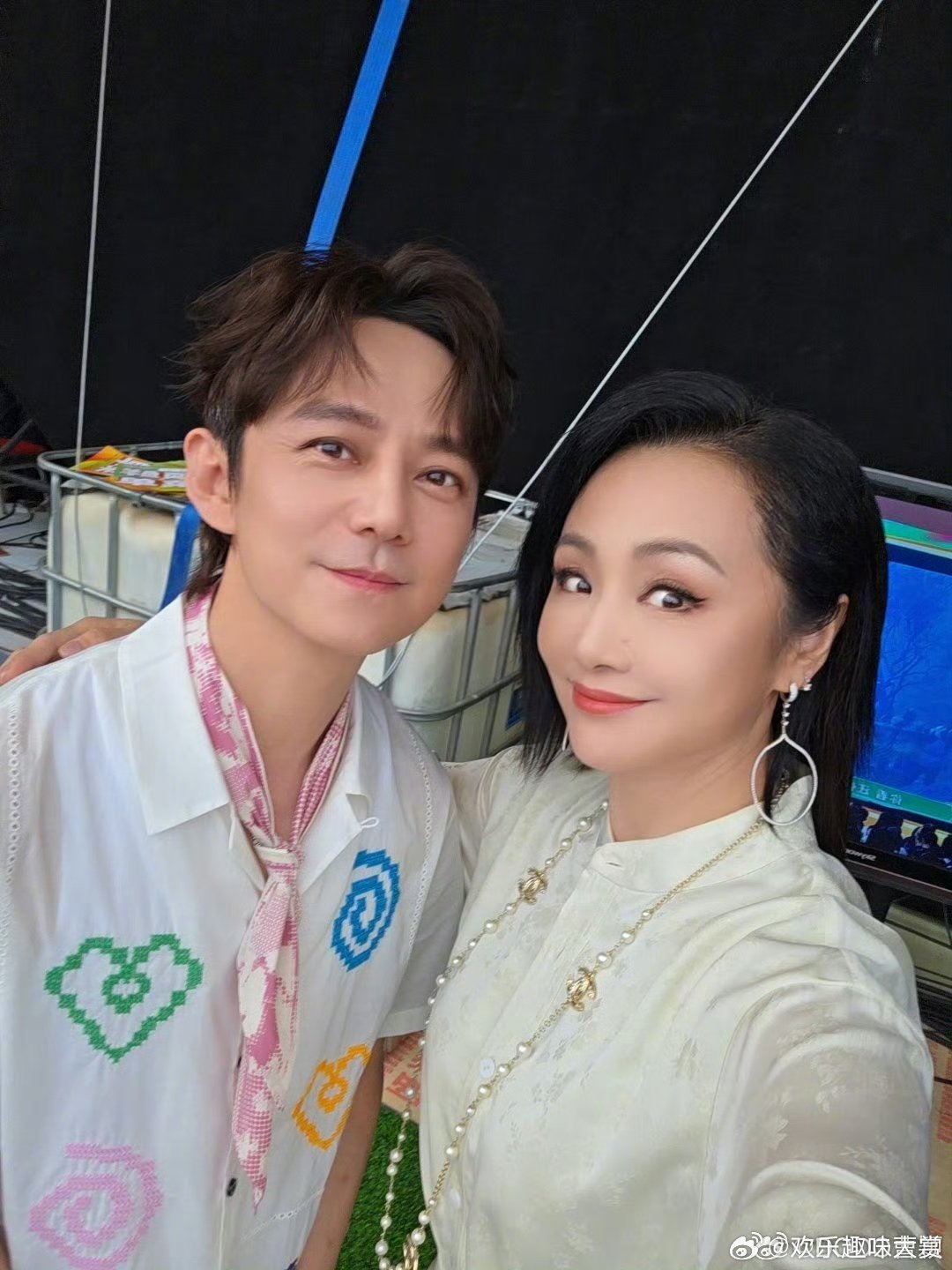 曹颖看到何老师就跳上去抱了曹颖晒与何炅合照 啊啊啊，被曹颖和何炅的合照甜到！曹颖
