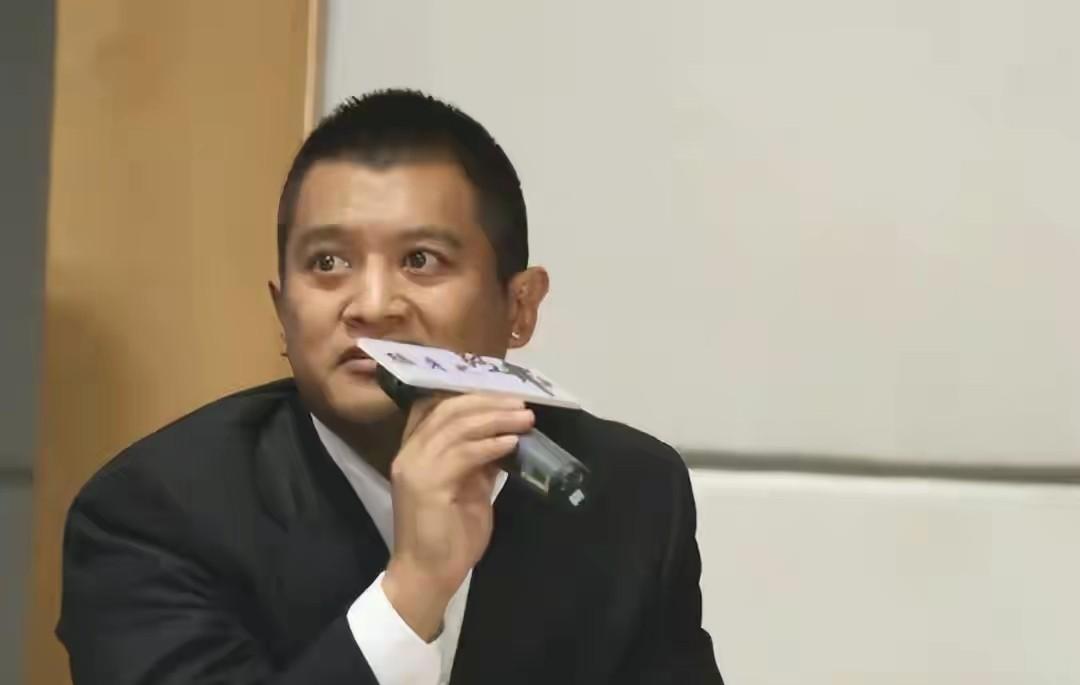 现在全网都在找“寇占文”这个名字，没人认识，点开照片却恍然大悟：原来是他！
一个