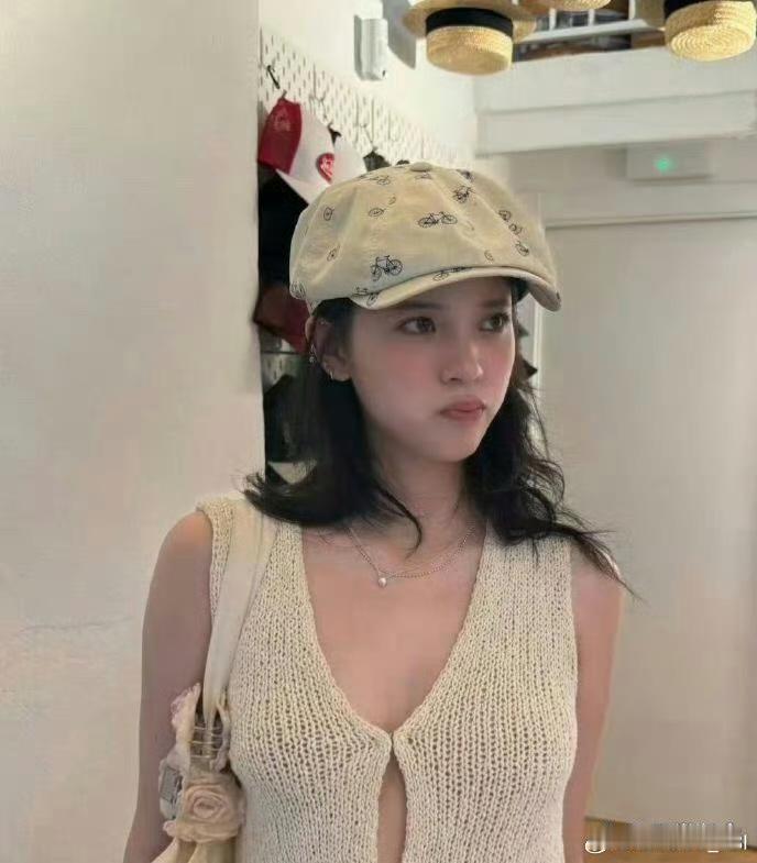 真担心她的内扣会突然脱落。 