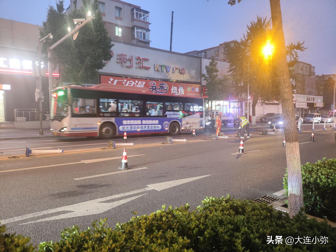 大连长春路南北石道街中间一小段护栏一夜消失！路宽了，可过马路更得长点心！

家今
