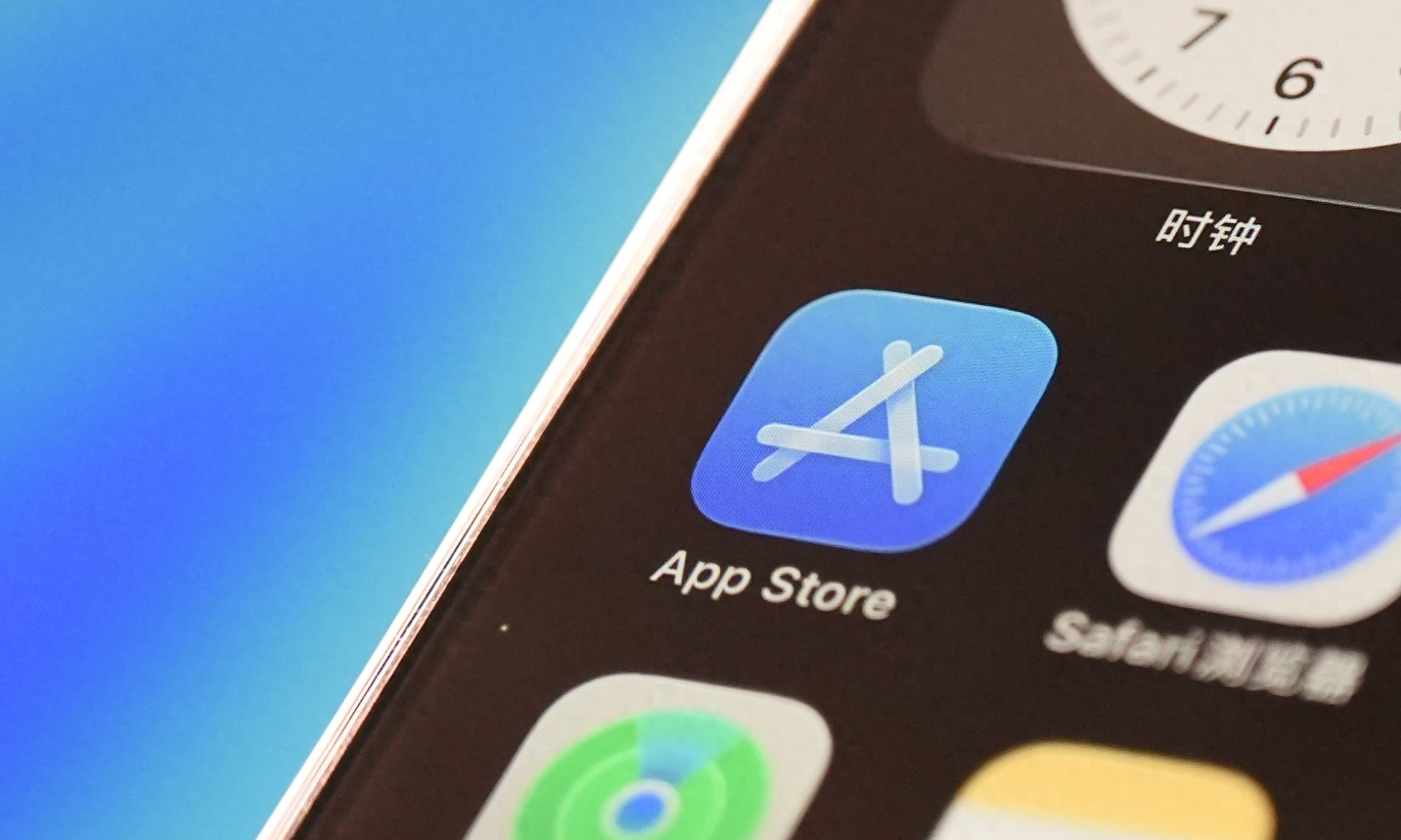 苹果App Store大量应用突然「被更新」，苹果称用于改善功能