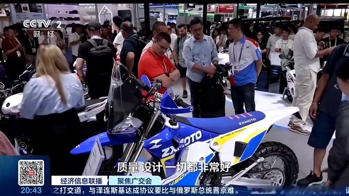 张雪机车的展位挤满老外半年前第一次参展还在到处找海外代理，这次是老外主动上门要当