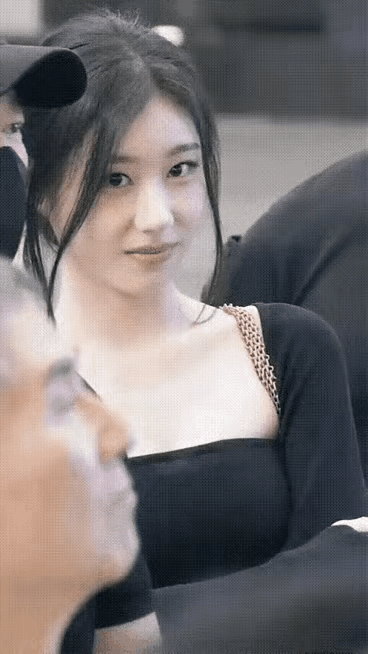 小姐姐不算十分漂亮，
但是看着很舒服。