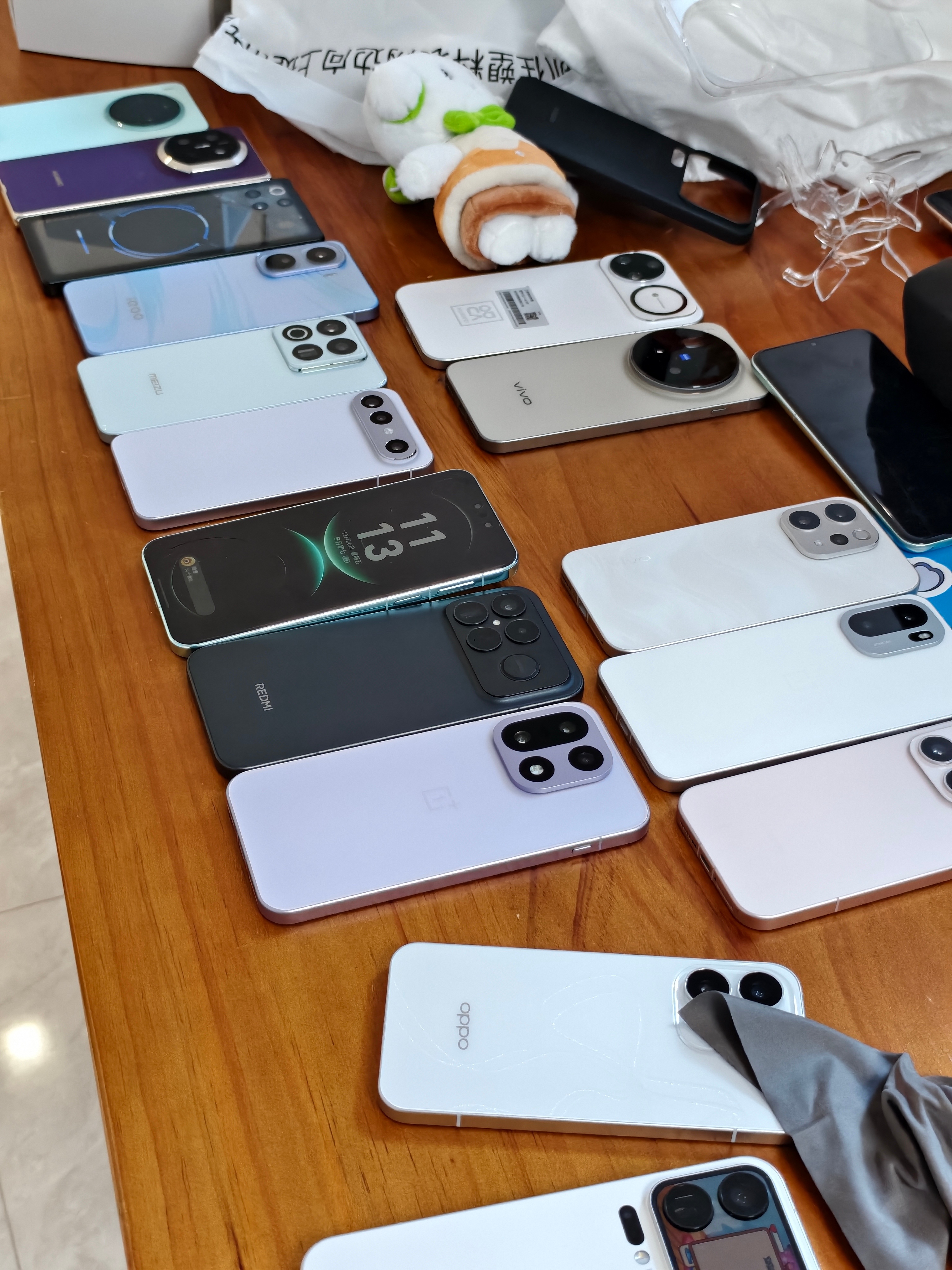 同事又不知道在整啥花活，随手掏出来十几台测试机