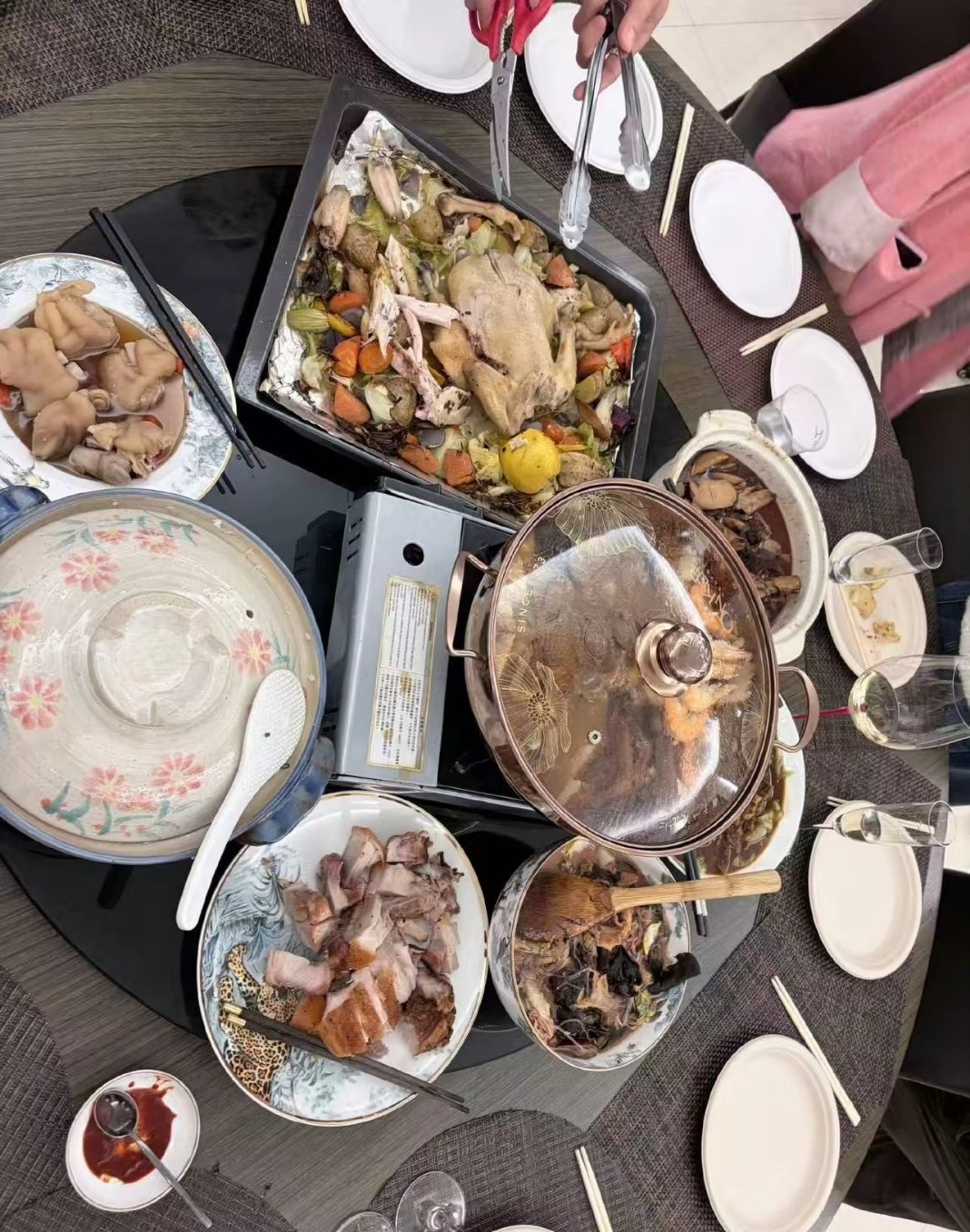 阿娇年初二晒出闺蜜聚会照，四人同框出镜，霍汶希女儿的近照格外亮眼。 