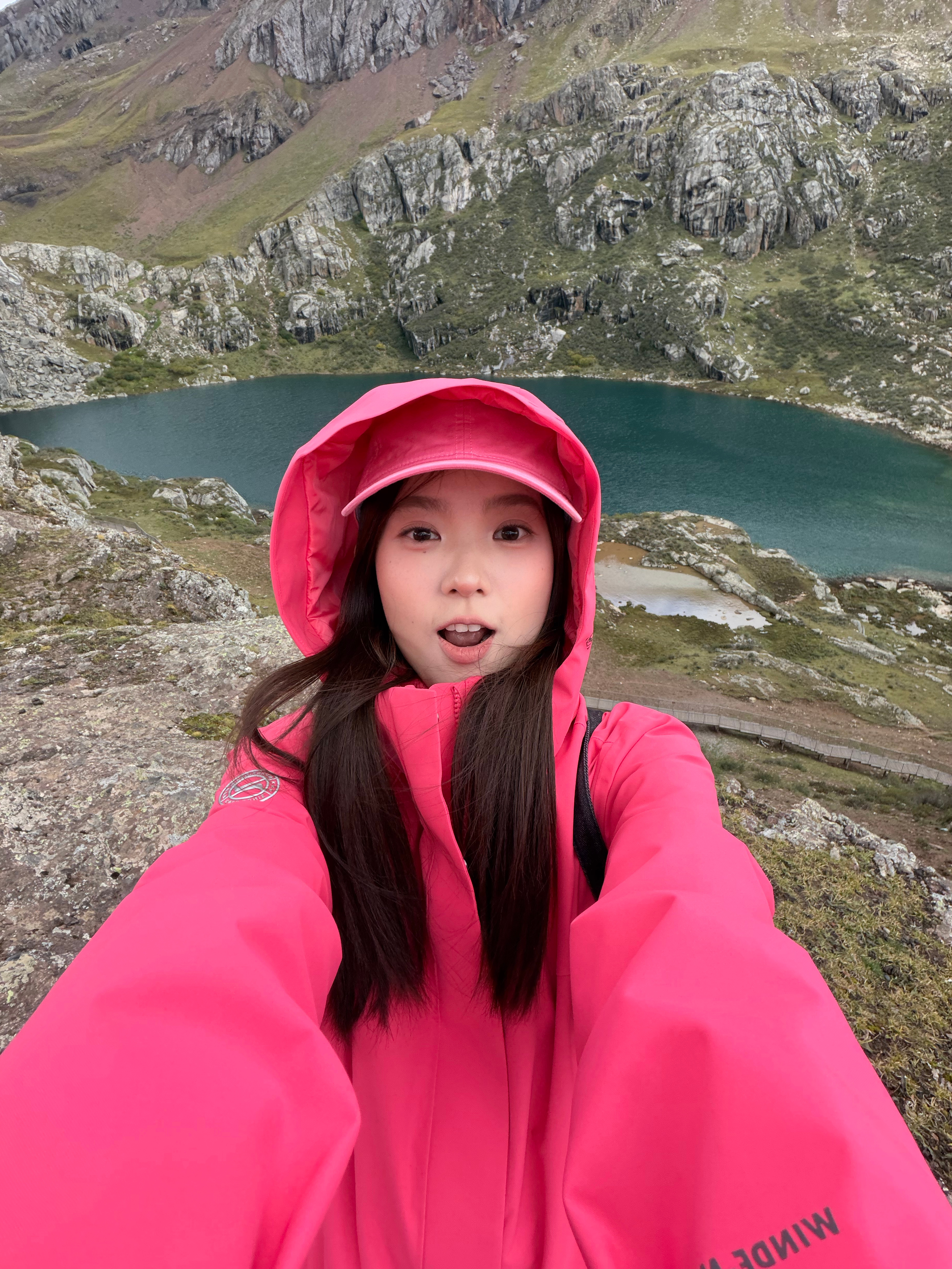 好美的错通翠湖 只可惜是阴天不过也是另一种氛围呀而且这里不用爬山 所以我穿板鞋不