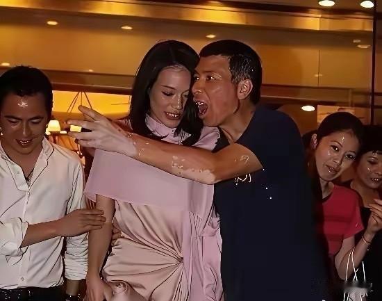 2009年《非诚勿忧》庆功酒会上，冯小刚和舒淇的照片 ​​​舒淇访谈