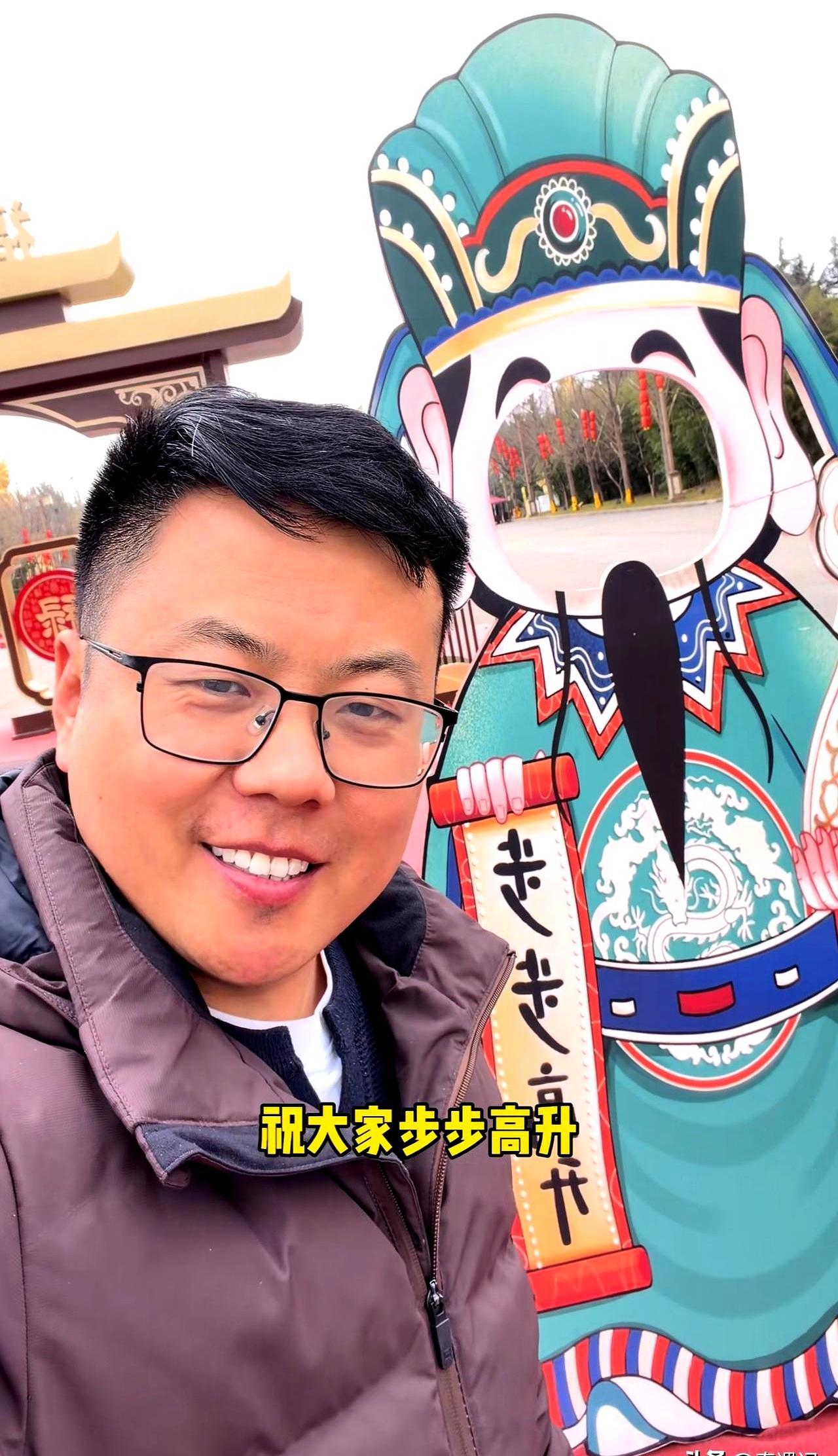 相宜博士的亲哥铁匠现身法门寺，半屏评论都在催他赶紧奉子成婚。
 
你要是常刷他俩