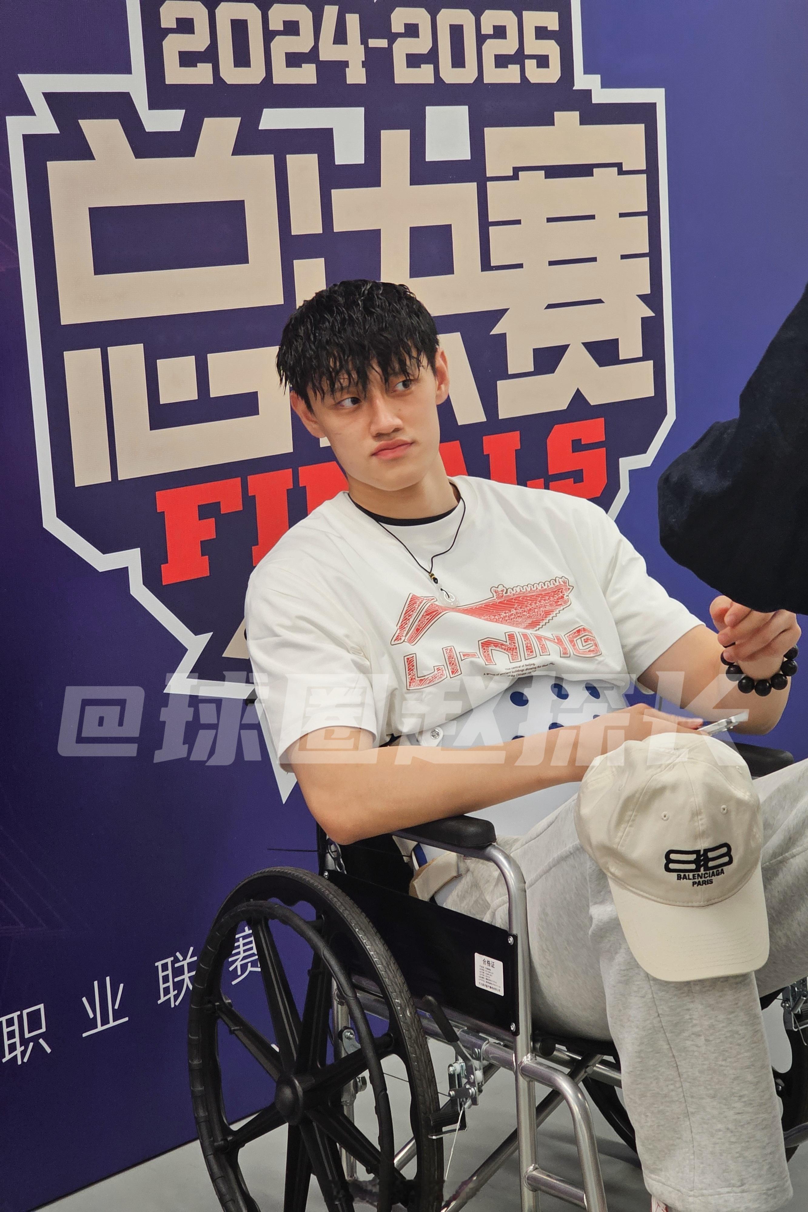 曾凡博还是没有缺席总决赛[嘻嘻] 曾凡博[超话]他坐着轮椅来给球队加油，腰部还带