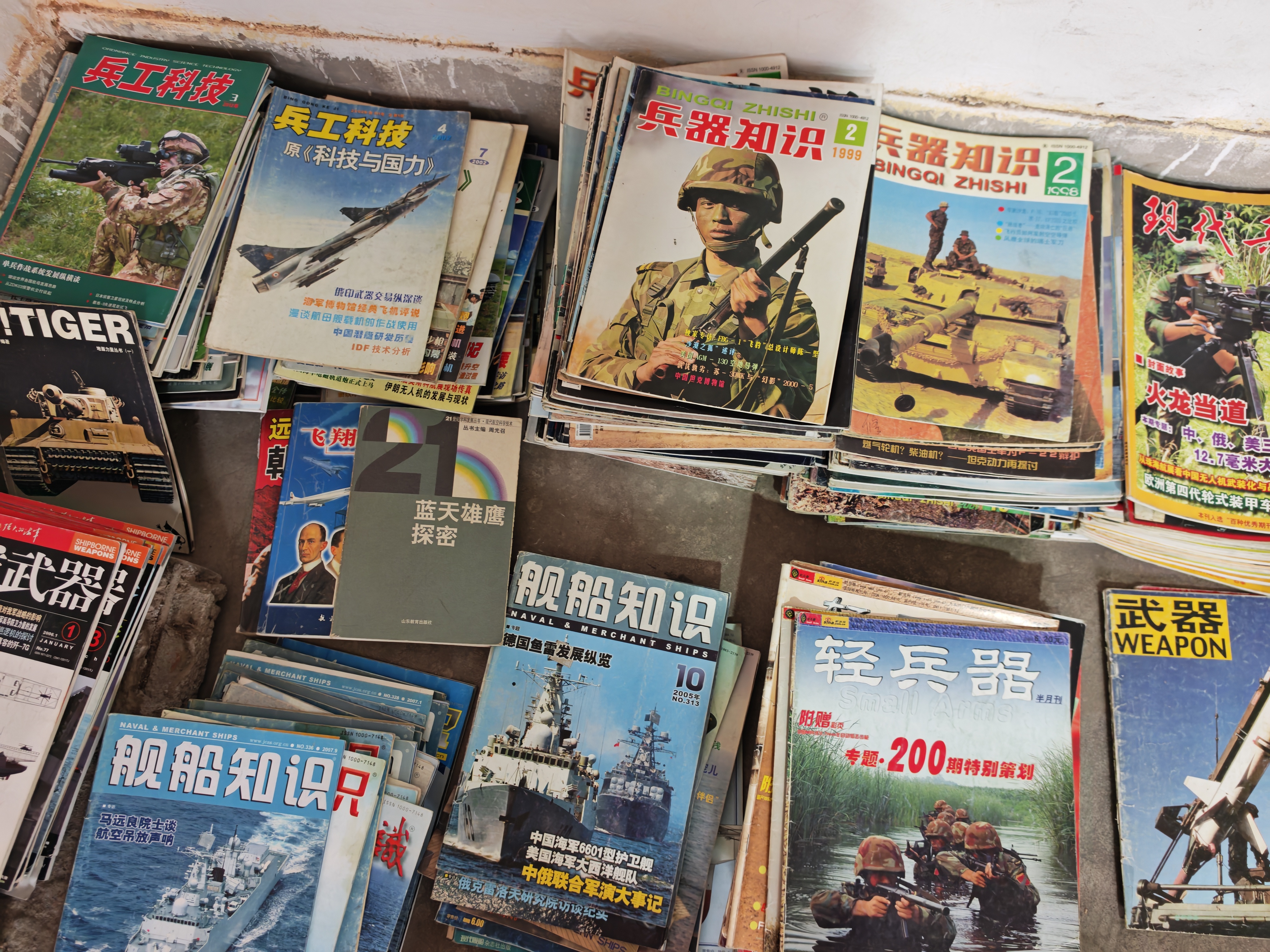 家里收拾旧房子，翻出了小海豚小时候的存货—关于小海豚如何成为军迷