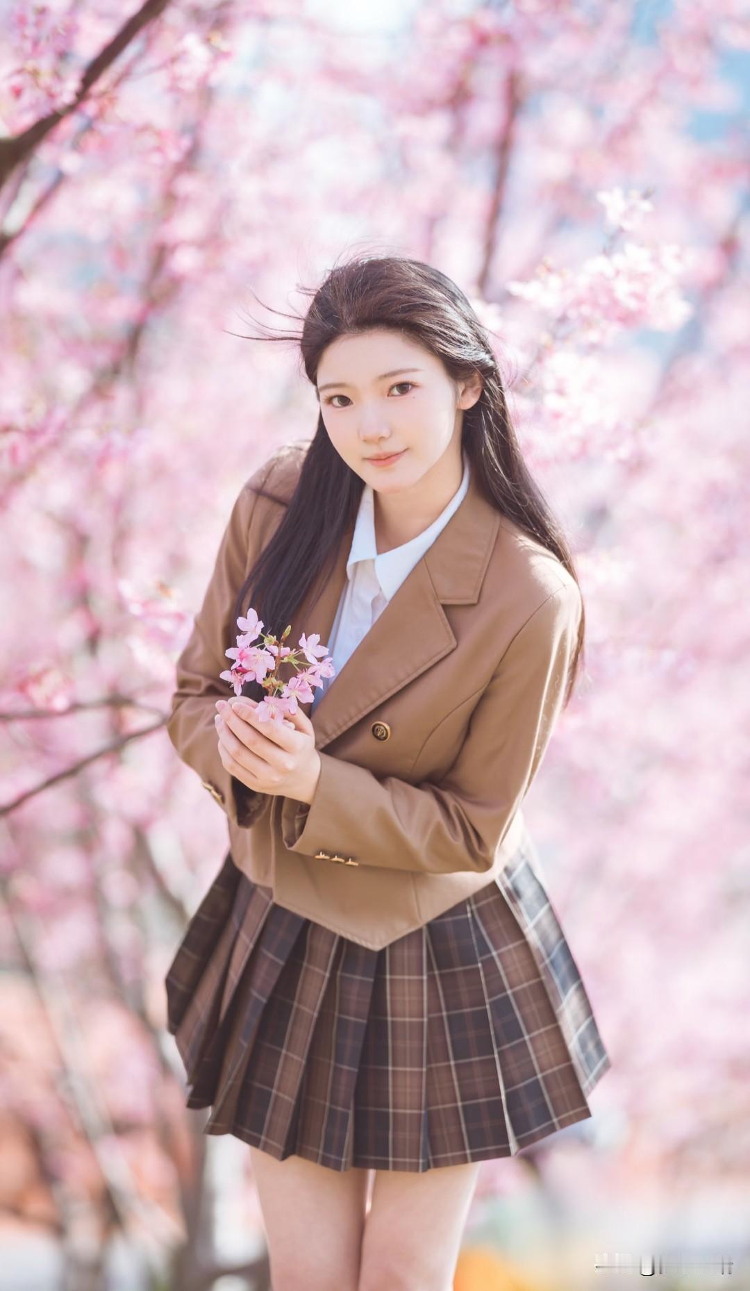 樱花树下，少女与花共舞，春意盎然。🌸💕