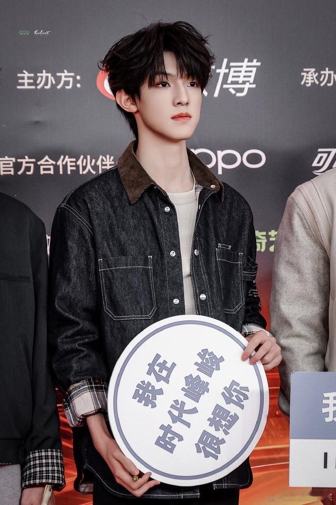 #张泽禹侧颜绝了# 张泽禹侧颜有着非凡的魅力，尤其是那令人羡慕的鼻子。 ​​​