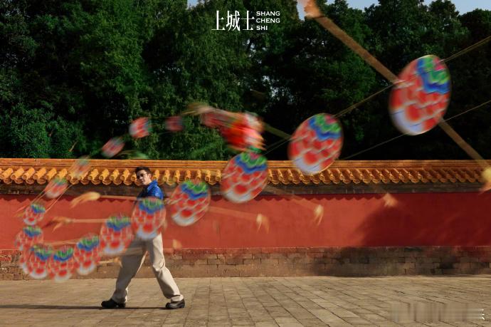 龙抬头，春满城。陈伟霆在地坛以舞龙之姿唤醒新春，传统与潮流在此刻交汇。跟随《上城