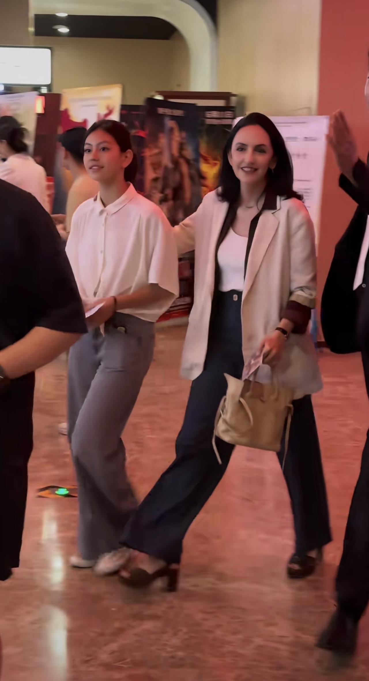 刘烨的妻女近照，霓娜和妈妈安娜一起参加电影《四渡》首映礼。

刘烨的女儿刘霓娜，