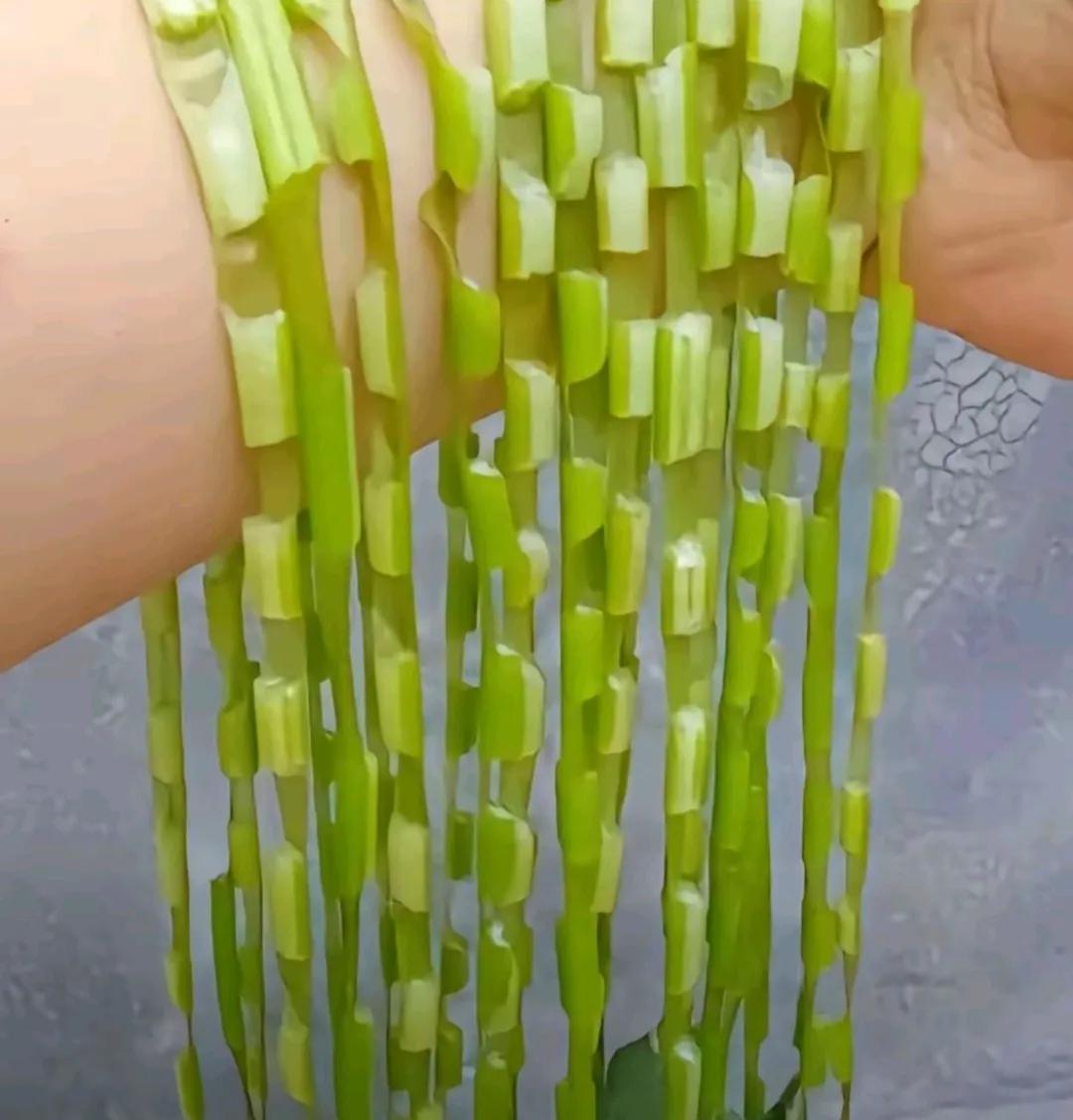 小时候玩过的，出来聊聊

你们的方言叫这个什么

我们找红薯秧子

挂脖子，挂耳
