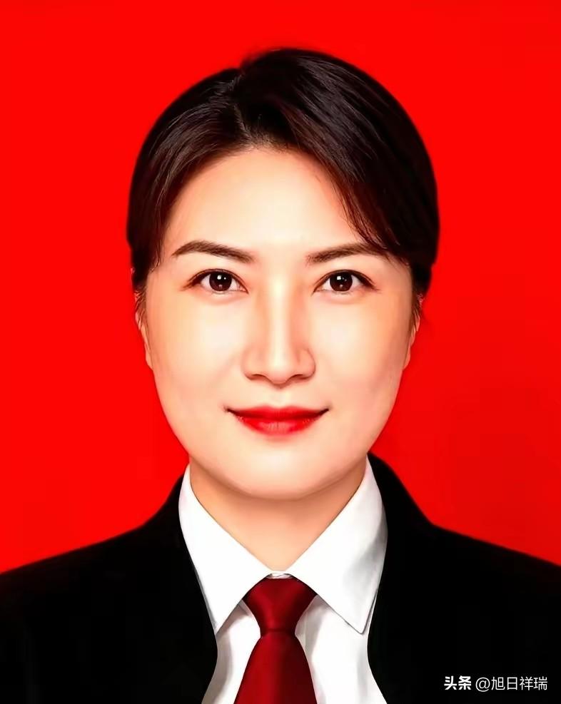 大连“拐杖律师”李福霞23岁时意外失去左小腿，自认销售这行干到头了，十几年后却用