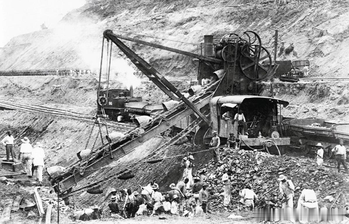 1896年法国运河公司的蒸汽挖掘机在库莱布拉横断山脉开凿河道。这一天然障碍最终由