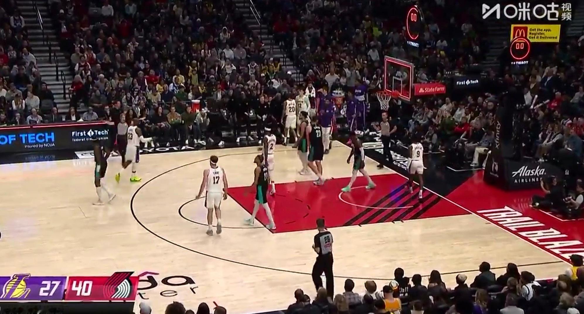 开拓者第一节40分 湖人vs开拓者