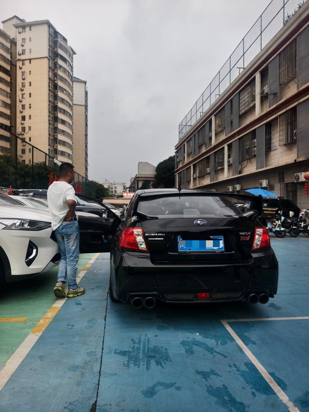 同事在跟外地大哥聊STI，大哥似乎打算直接丢赛车场用，车牌都可以不要！ ​​​