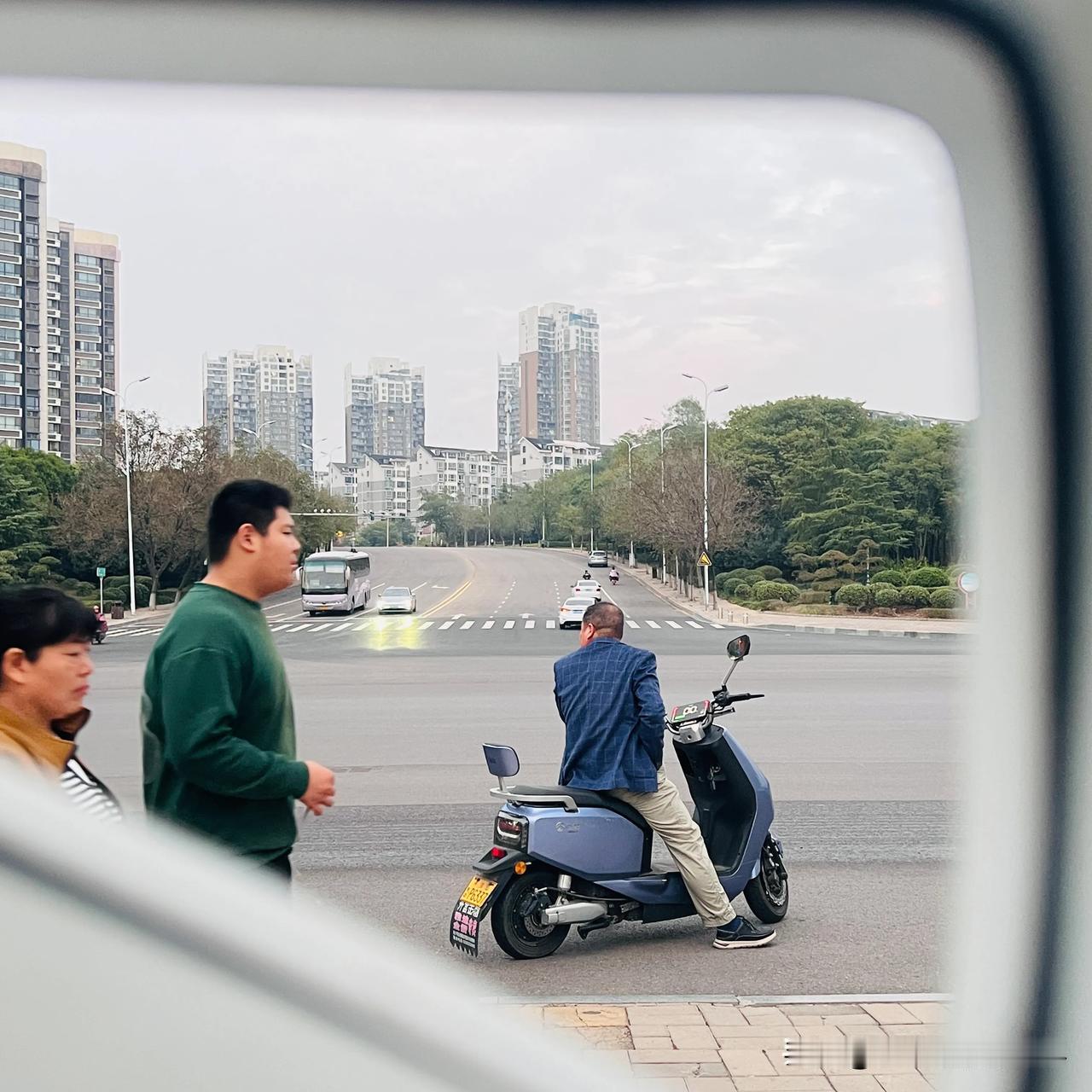最近关注了解一下汽车，包括新能源汽车在内，看着看着不知道怎么了联想到了房地产，汽