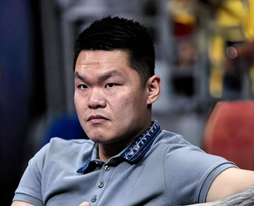 大家刷到这个事情了吗？

毫无预兆的离职

朱芳雨在广东宏远当了九年总经理，正常