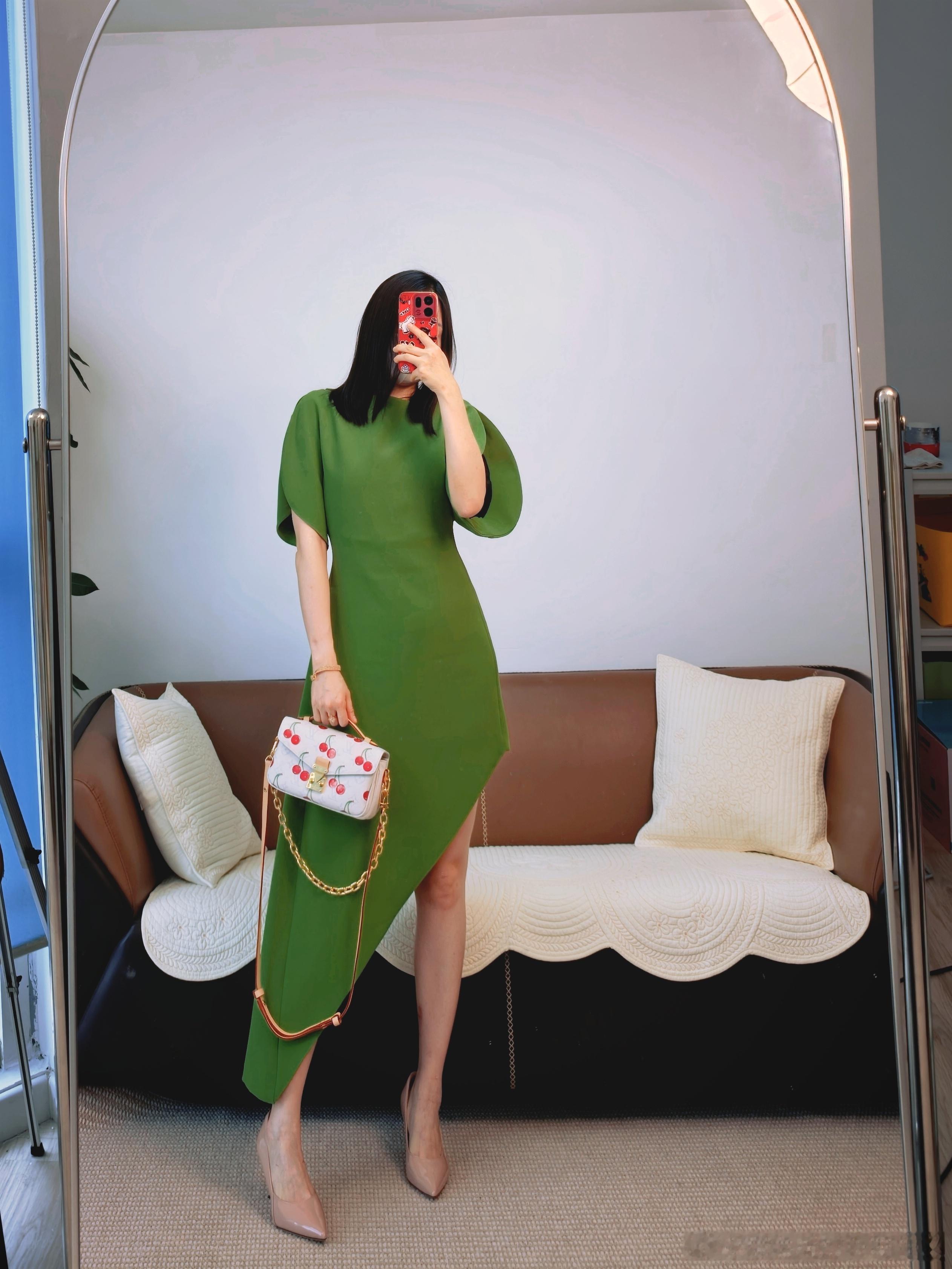 OOTD Day 2273上午好！每个周一真的好多事儿啊，根本忙不完忙不完～oo