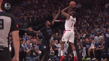 NBA真是牛B啊，这种镜头都能拍下来，服！
但独行侠挑战失败，判“打手犯规”，登