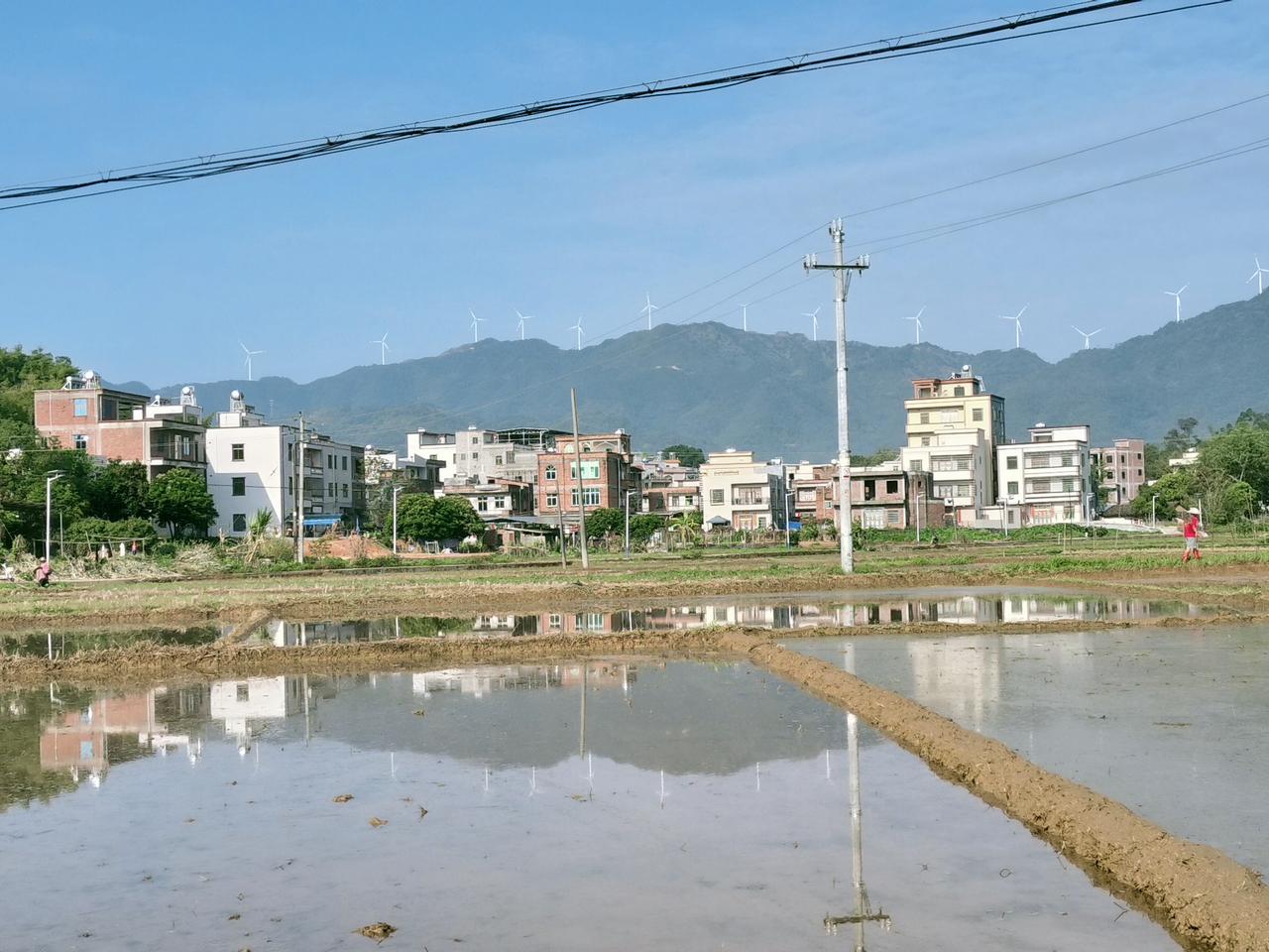 田舍映水田，山巅风轮转，乡野意悠然。山水间有亩田 田乡村景 乡原风光 山景稻田