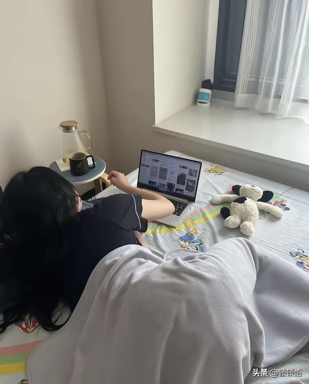 现在最隐蔽的啃老，已经不是伸手问爸妈要钱了，而是住着父母的房、吃着父母的饭，却不