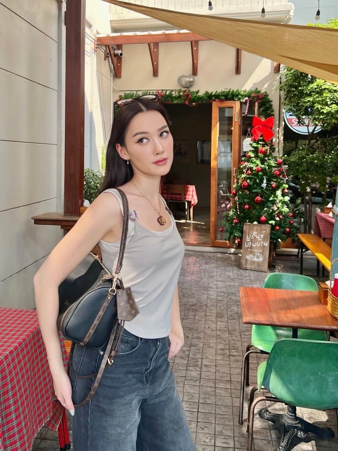 大热天里换上吊带背心，宽窄肩随心试，甚至拿来叠穿也很有层次感；下身一律配牛仔长裤