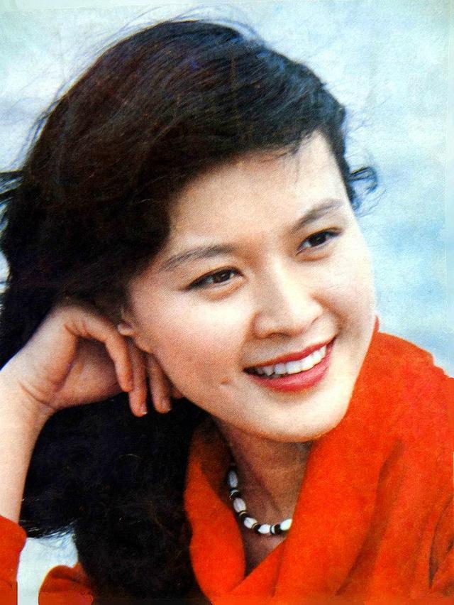 1994年方舒遭遇惨烈车祸断了七根肋骨。比她小十岁的屠洪刚砸锅卖铁借钱买下夏利车