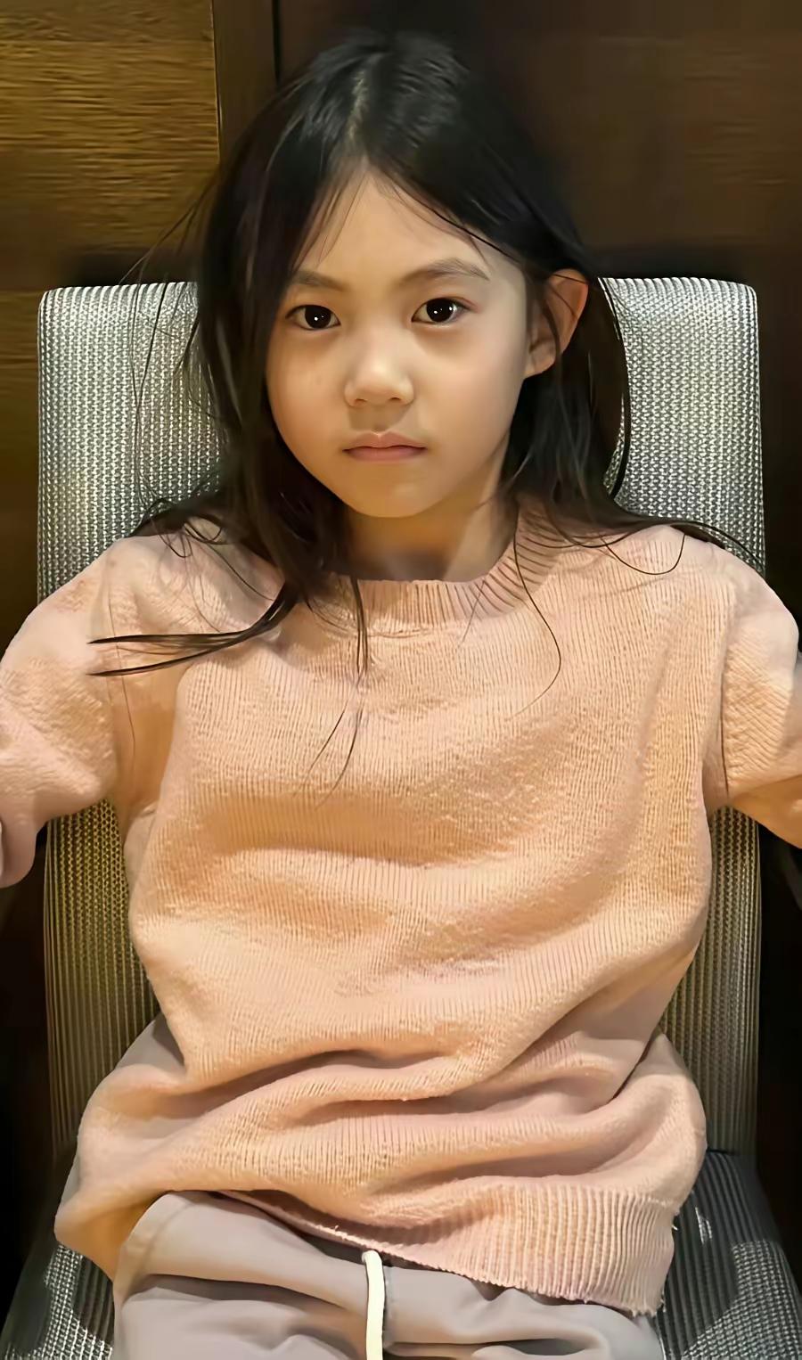 陈冠希跟秦舒培的女儿，长得很漂亮，像爸爸又像妈妈，集中了父母的优点，女儿比他们夫