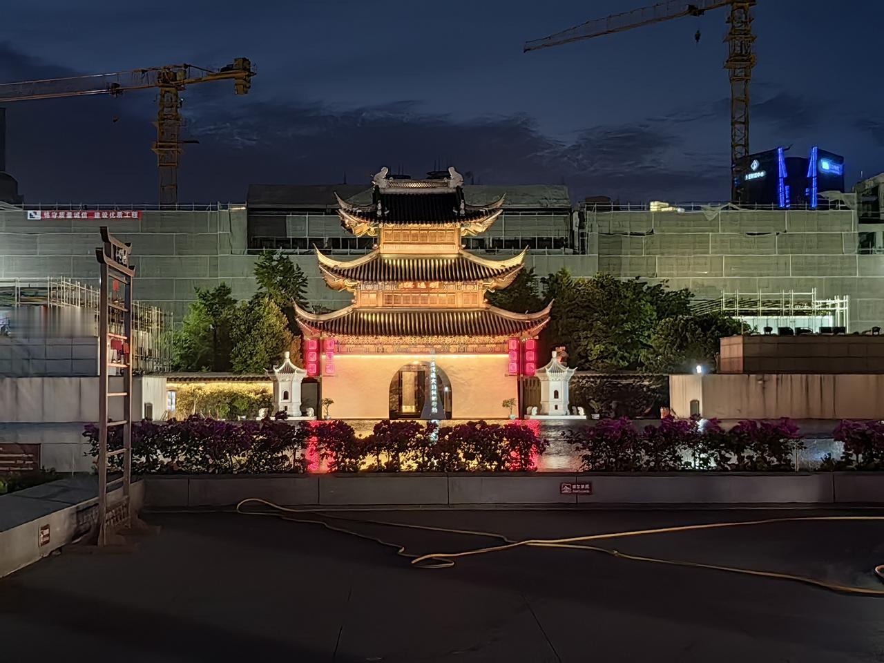 南京夫子庙夜景，游人如织，灯火通明。