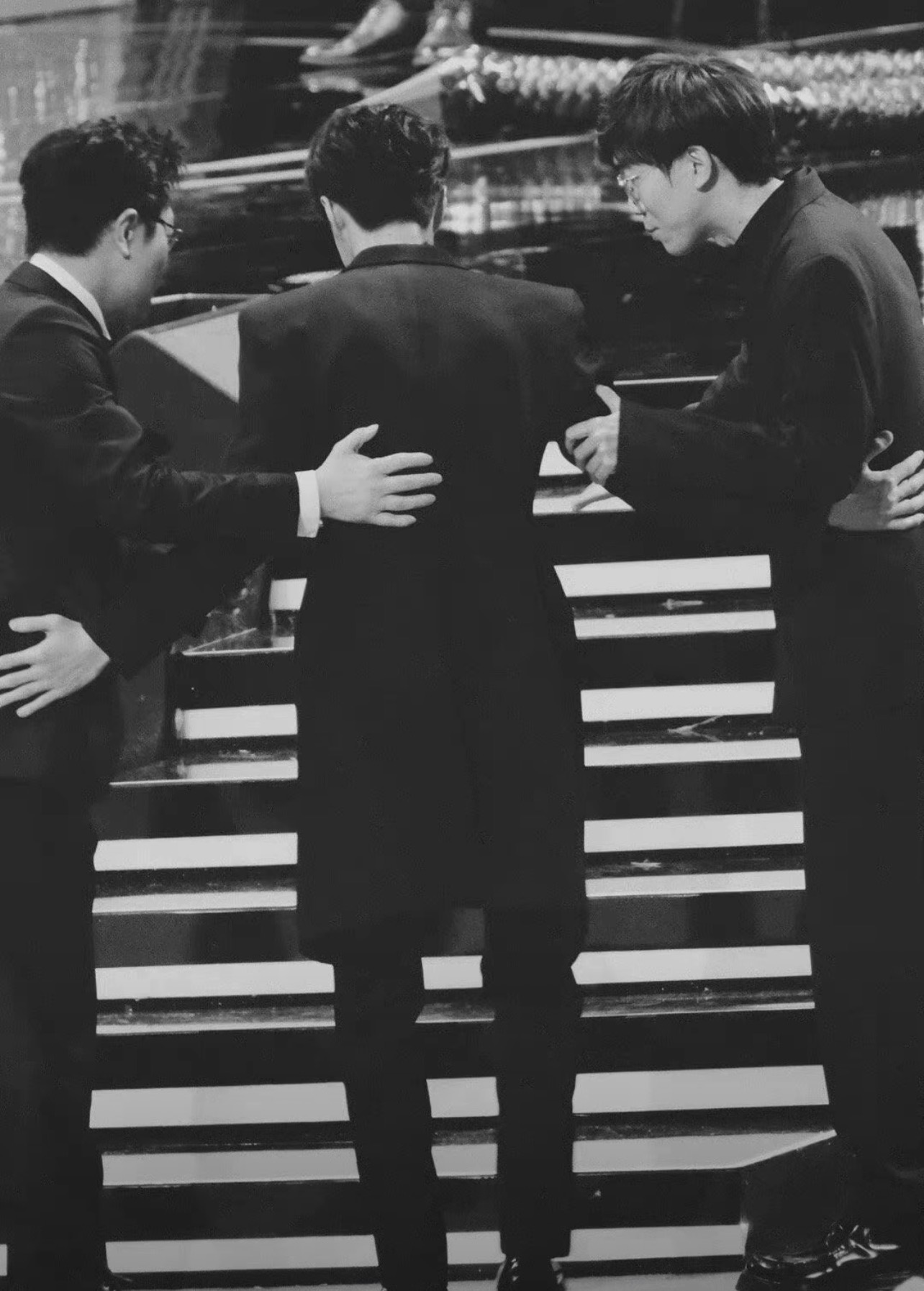 两个导演中间可是中国电影界未来的世界巨星！ 