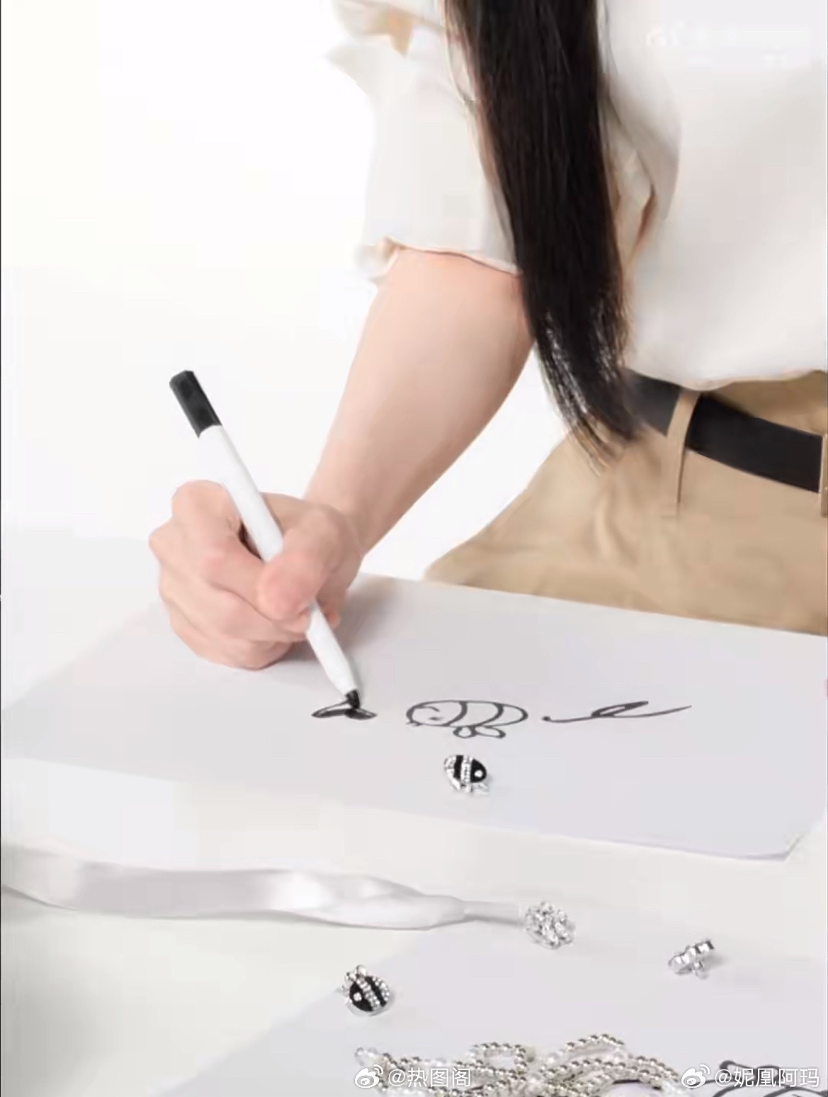 杨幂杨幂 杨幂x思加图这个物料好暖杨幂火了这么多年对粉丝的爱永远在保质期，一想到