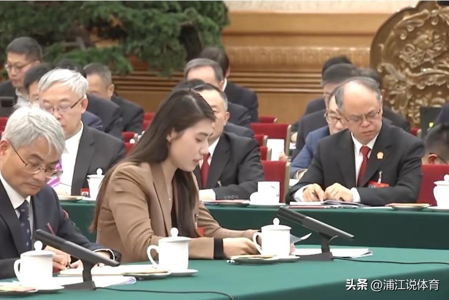 南京体育学院游泳学院副院长张雨霏亮相。“Z世代”的张雨霏透露着与年龄不符的稳重大