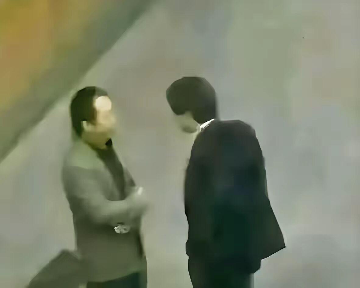 这两个男人是谁？好像是雷和周！

可是，看这个架势，好像在吵架，并且随时准备要动