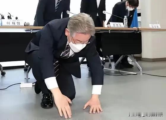 当初的李在明有多刚，  
现在就有多怂。  
  在美国遭遇最低规格礼宾待遇不说