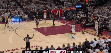 唏嘘！抱大腿的哈登如今又成大腿了！
在今天NBA季后赛骑士对阵猛龙的第一节比赛最