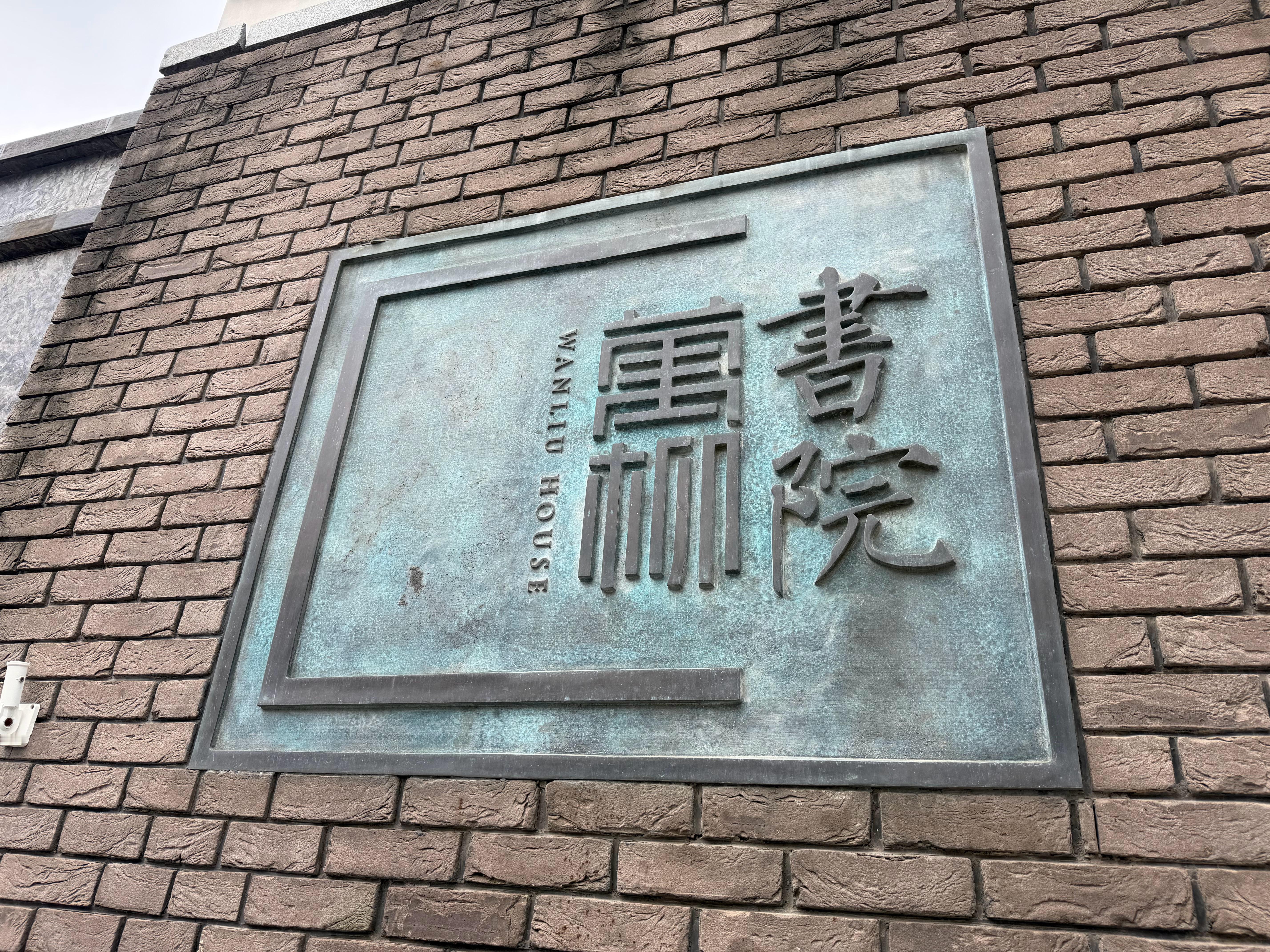 散步路过，额….一共4分钟，地库里出来的就是G63、最新一代揽胜、老美规X5、改