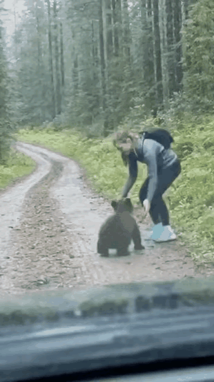 是你孩子吗，上来就抱？